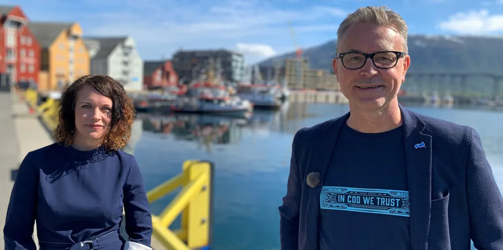 Kathrine Tveiterås, dekan ved fakultet for biovitenskap, fiskeri og økonomi ved UiT, skal lede utvalget. Her fotografert sammen med ministeren i Tromsø tirsdag.