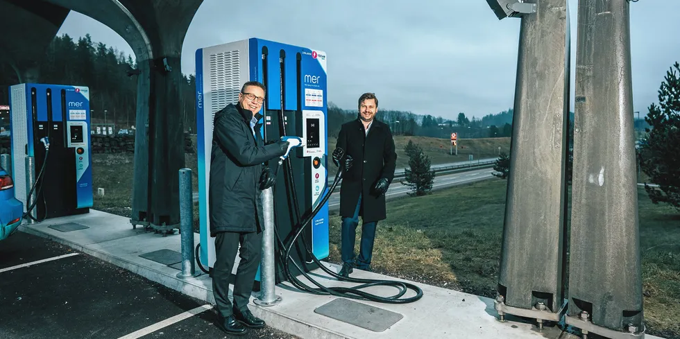 Åpningen av Mer sin nye ladestasjon ble gjort av Ole Henrik Hannisdahl, daglig leder Mer Norge og Mer Sverige, og Bjørn Holsen, direktør for nye forretningsmuligheter i Statkraft.