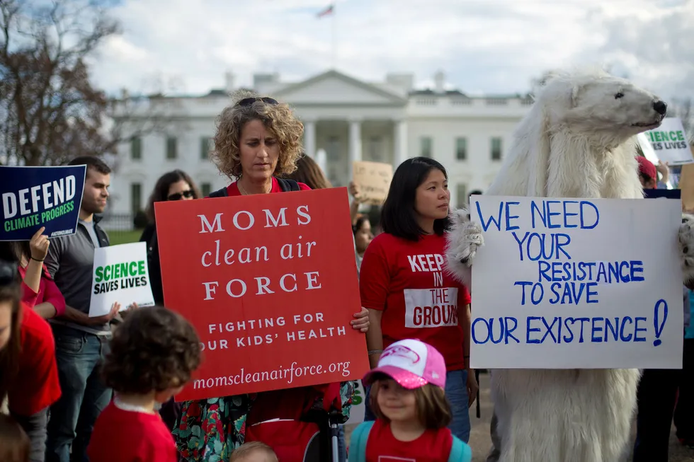 Mange demonstrerte utenfor Det hvite hus tirsdag mot president Donald Trumps opphevelse av en rekke klimatiltak. Foto: Pablo Martinez Monsivais/AP photo/NTB scanpix