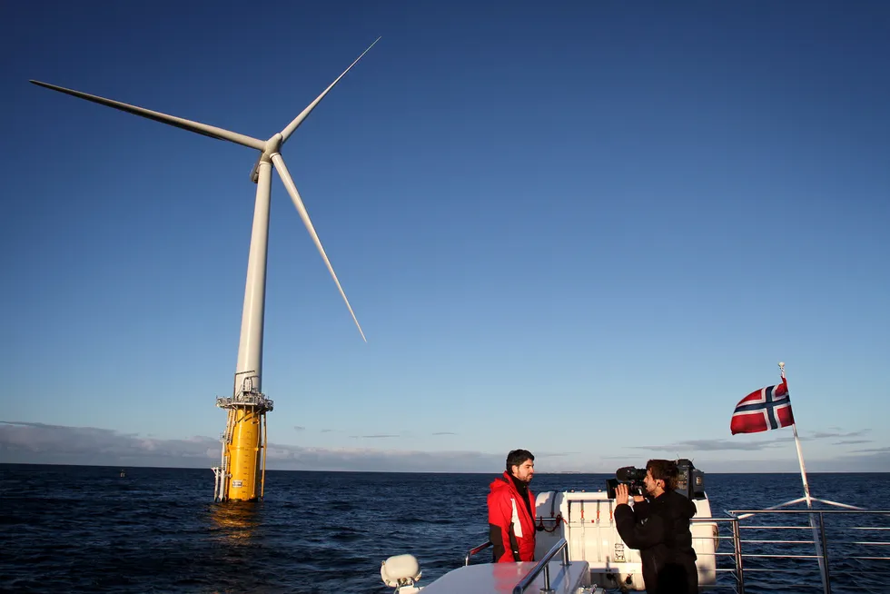 Forspranget Norge en gang hadde, har vi mistet, skriver Torgeir Knag Fylkesnes. Bildet er fra 2009: «Politikere og journalister fra hele verden valfarter til Statoils flytende vindmølle Hywind ved Karmøy».