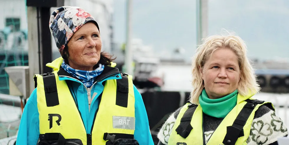 Erfaringene fra lukkede merder er svært gode på mange viktige områder. Etter mange års drift gjennom utviklingstillatelser er det dokumentert null lus, og dermed null lusebehandling, skriver blant annet Torhild Haugann, ordfører Vevelstad kommune (t.v) og Kari Anne Bøkestad Andreassen, Sp, fylkesordfører Nordland fylkeskommune. De skriver innlegget sammen med Britt Kristoffersen (Sp) ordfører i Hamarøy kommune.