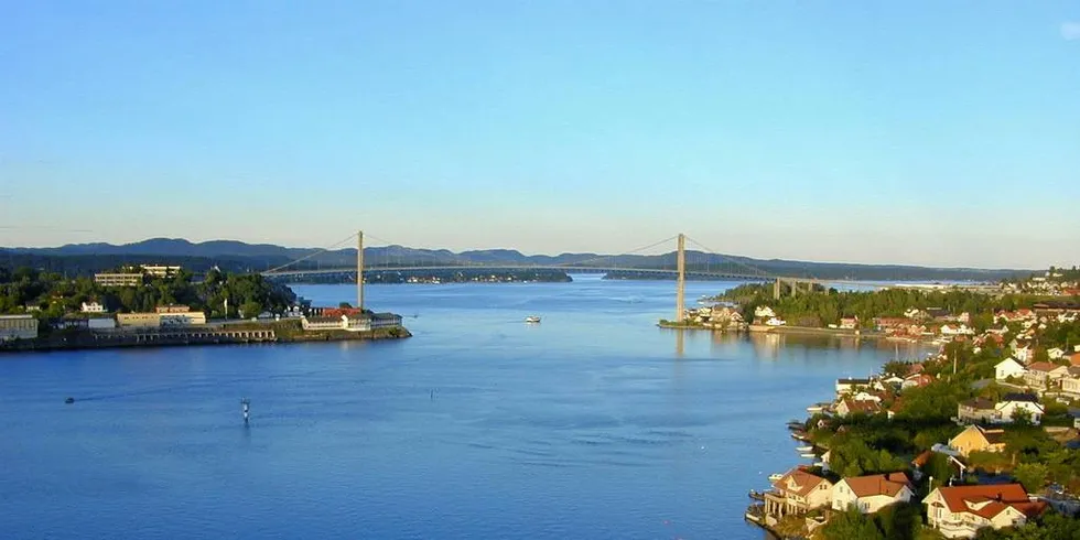 BEKYMRET FOR DEPONI: Fiskeridirektoratet vil ha en skikkelig konsekvensutredning i forbindelse med mulig deponi av farlig avfall i Frierfjorden. Bildet viser sundet mellom Frierfjorden og Langesundsfjorden.Arkivfoto: Gunn Hedberg