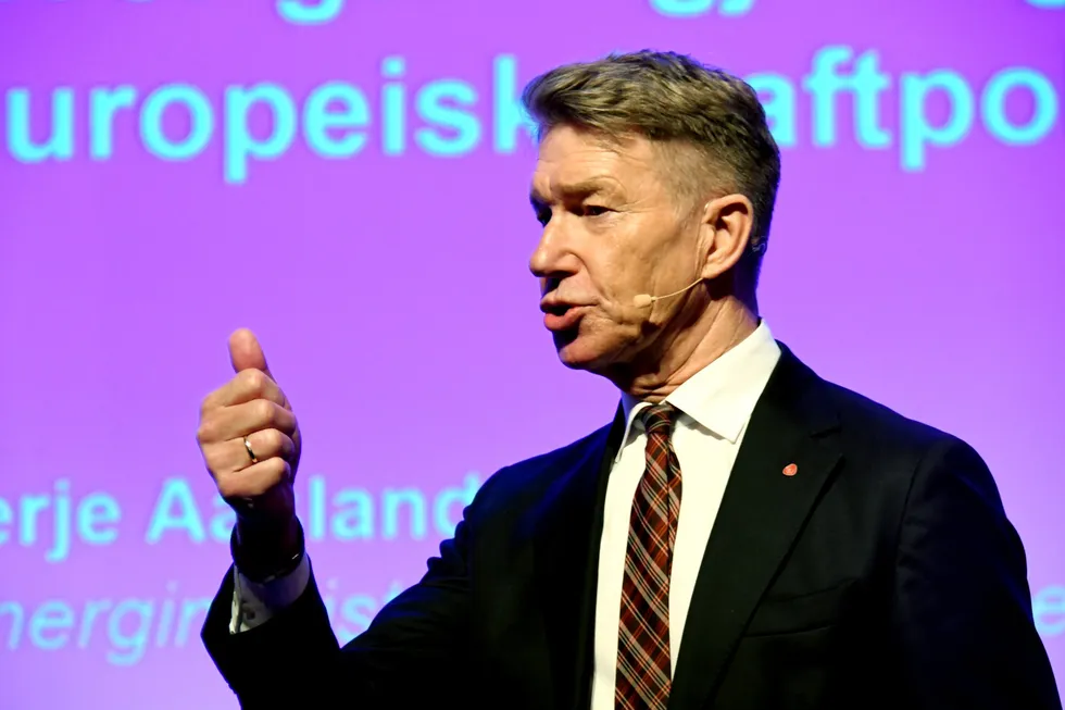 Sterk i form, men svak i innhold. Energiminister Terje Aasland fremstår som selvsikker når Norgespris er tema, men i realiteten reduserer han troverdigheten sin hver gang Norgespris er et tema.