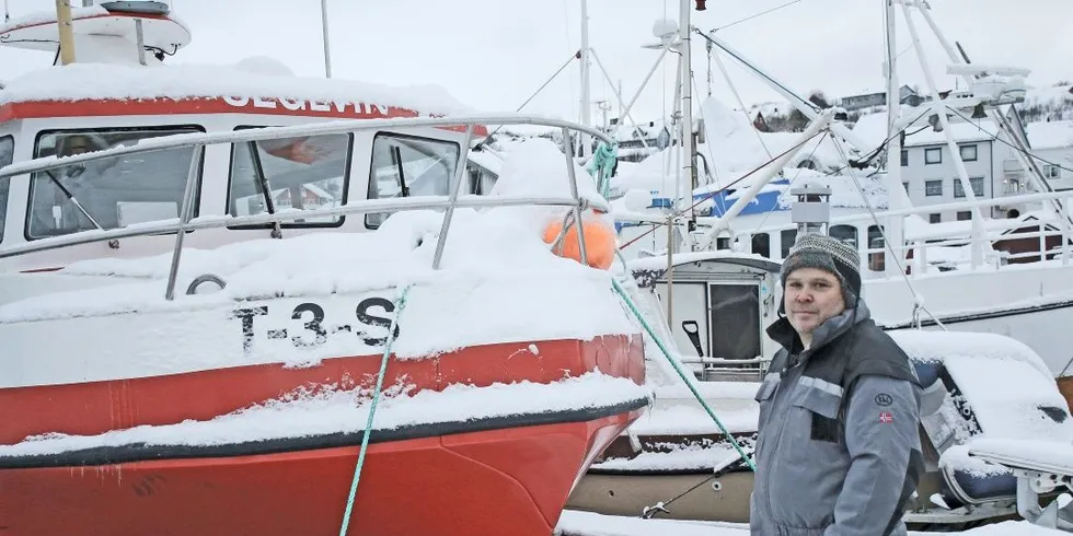 Fem måneder etter at Jan Hansen kjøpte den nye sjarken, er den helt nedsnødd. Produksjonsfeil og mangler gjør at båten ikke er godkjent for norske kystfarvann. Alle foto: Arne Fenstad