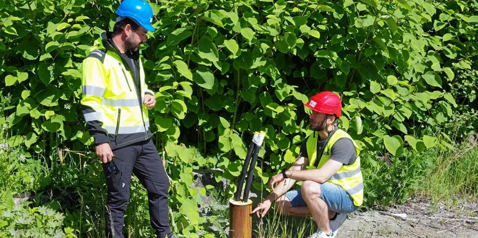 Ved Saksvik Renseanlegg i Malvik kommune har Asplan Viak gjort tester av en energibrønn i berg. Prosjektansvarlig Tom André Havnes (t.v.) og prosjektleder Sondre Gjengedal (t.h.) er spent på hvordan energipelene vil prestere.