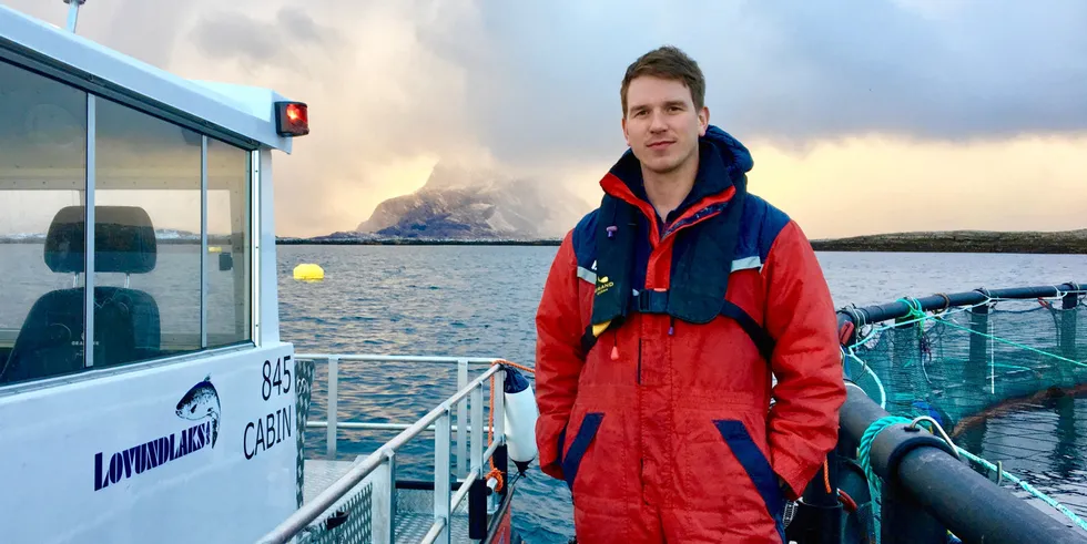 Oppdretter Jacob Palmer Meland med øya Lovund i Nordland i bakgrunnen.