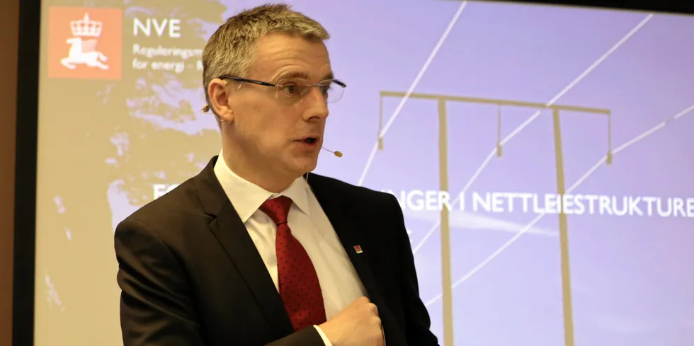 NVE-sjef Kjetil Lund og RME har oversendt forslag om utvidet plusskundeordning til Olje- og energidepartementet.
