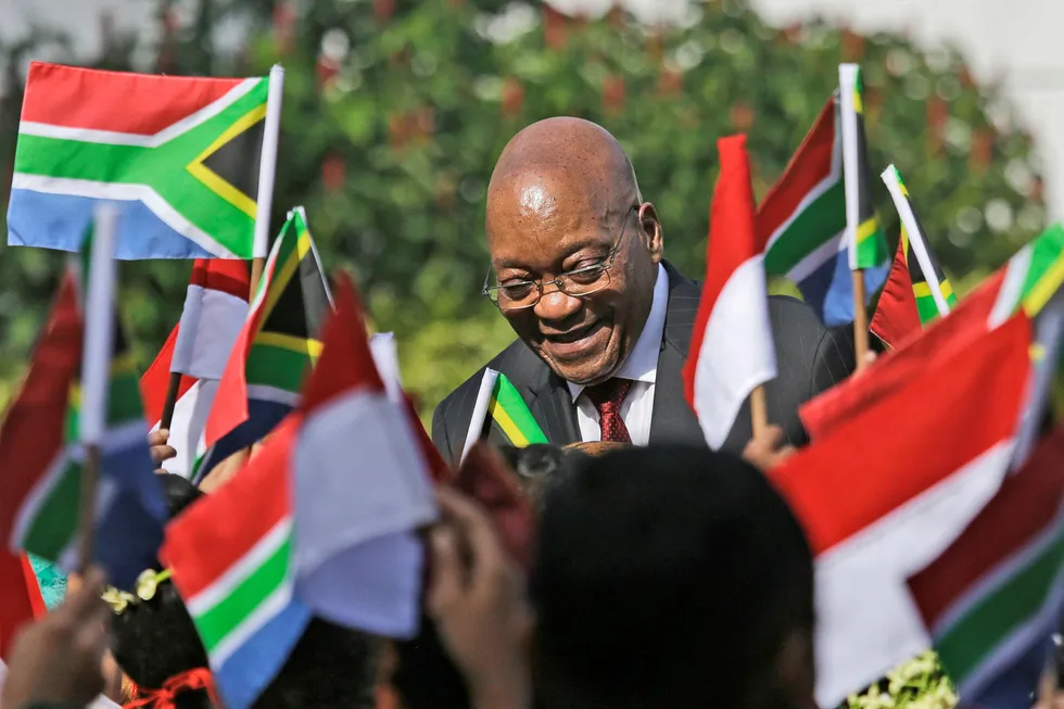 Sør-Afrikas president Jacob Zuma sparker ministre og senker valutaen. Her fra et besøk i Jakarta, Indonesia i mars. Foto: Dita Alangkara/AP/NTB scanpix