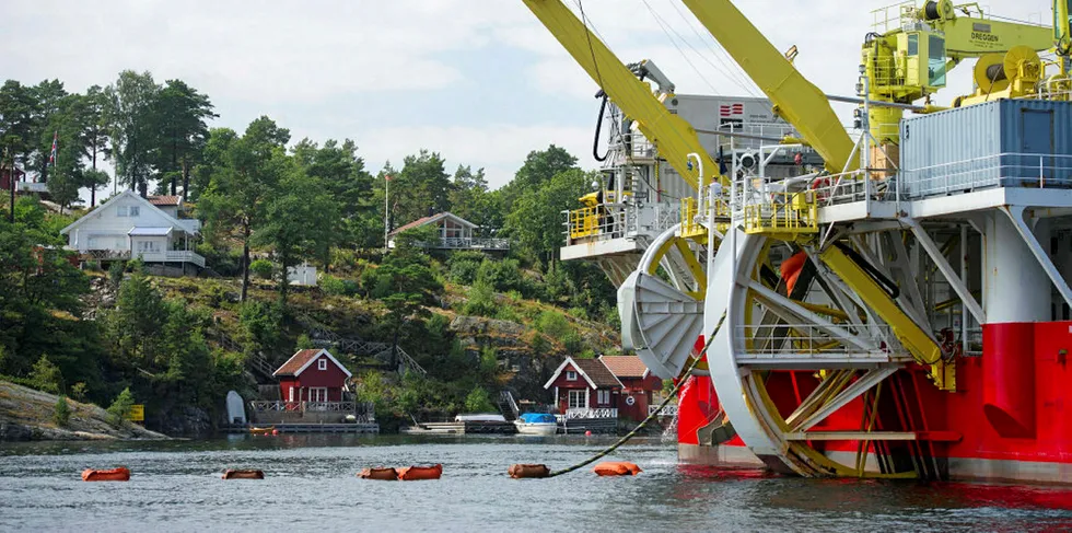 Skagerrak 4, en 130 km lang kraftkabel mellom Bulbjerg (Danmark) og Kvivika (Norge), ble lagt i 2015. I februar i fjor oppsto det feil på dansk side av kabelen. Feilen er fortsatt ikke funnet eller rettet.