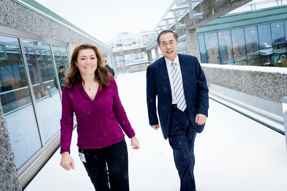 NHO-sjef Kristin Skogen Lund viste frem et snødekt Oslo til Zhu Hongren, leder for China Enterprise Confederation (CEC). Den kinesiske arbeidsgiverorganisasjonen har 500.000 medlemsbedrifter, og håper på en rask frihandelsavtale med Norge. Foto: Klaudia Lech