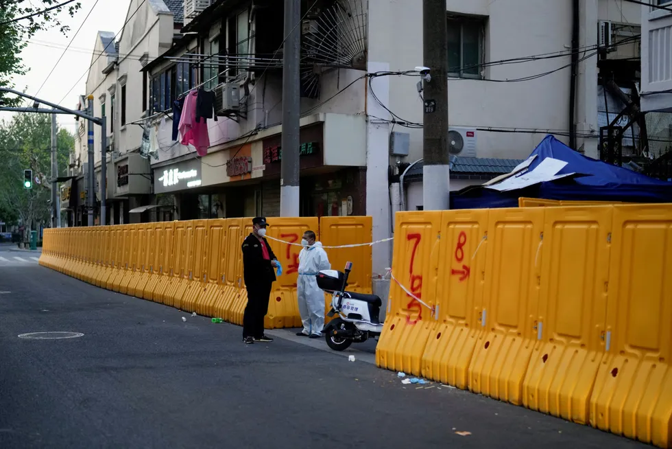 Det er satt opp fysiske barrikader i Shanghai for å hindre befolkningen fra å gå ut. Smittetallene øker. Det er frykt for at tilsvarende restriksjoner skal innføres i storbyen Guangzhou, hvor det kan være betydelig skjult koronasmitte. Her fra Shanghai på mandag.