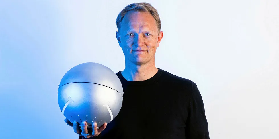 Daglig leder i Heimdall Power, Brage W. Johansen, sier han er spent på hvem som først tør å forplikte seg til en stor installasjon av sensorkulene til selskapet.