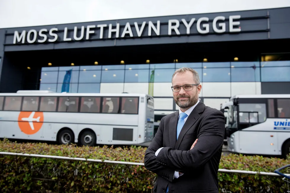 Daglig leder Knut R. Johannessen i Rygge Airport vil ikke snakke om hvorfor avtalene om ny flyplassdrift på Rygge ikke er på plass. Ifølge dagens operatør av flyplassen er grunnen at selskapet ikke har gitt et bud. Foto: Fredrik Bjerknes