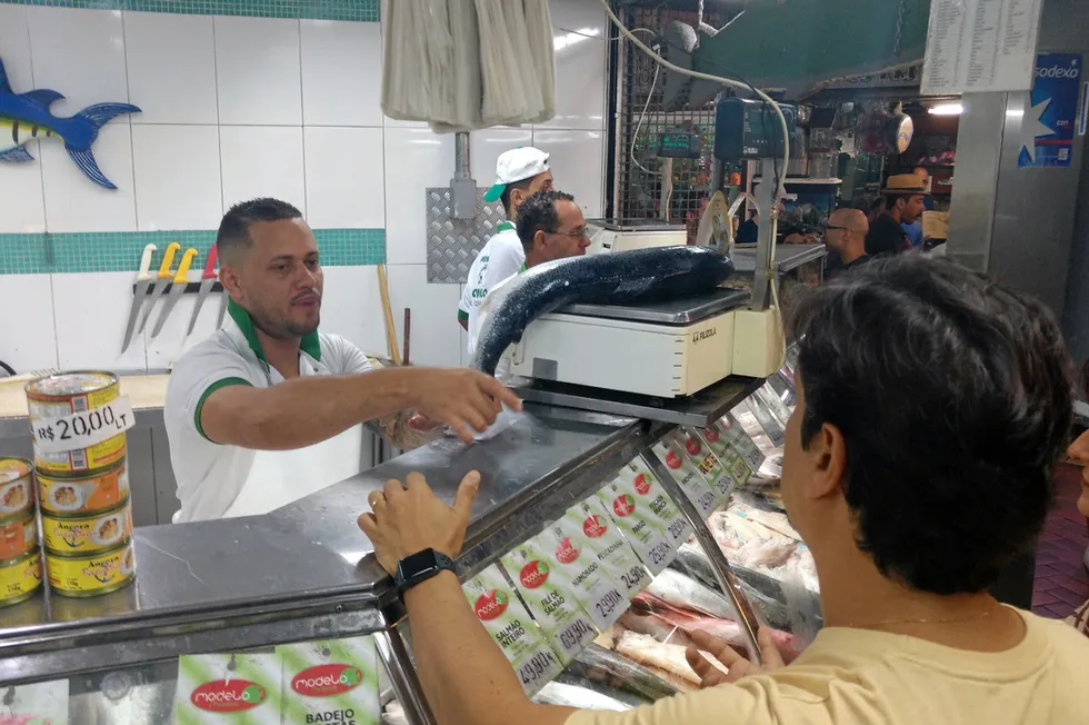 Når kommer norsk laks i fiskediskene i Brasil? Her selges chilensk laks på et fiskemarked i byen Belo Horizonte.