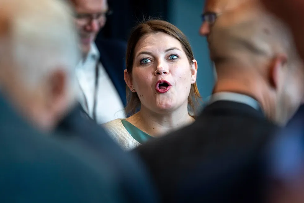 Nærings- og fiskeridepartementet, her representert ved næringsminister Cecilie Myrseth (Ap), ønsker å selge seg ut av Aker Solutions.