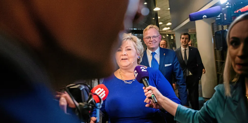 Erna Solberg og Sindre Finnes på Høyres valgvake. Nå viser det seg at Sindre Finnes solgte alle sine Mowi-aksjer kort tid før Solberg-regjeringen kom med sin konklusjon i skattespørsmålet i mai 2020.