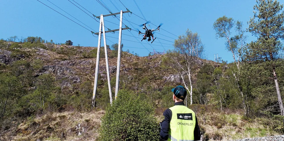 Airlift Solutions utfører linjebefaring med en kombinasjon av helikopter og droner. Bruk av droner reduserer behovet for helikopter som er en fordel både økonomisk og støymessig.