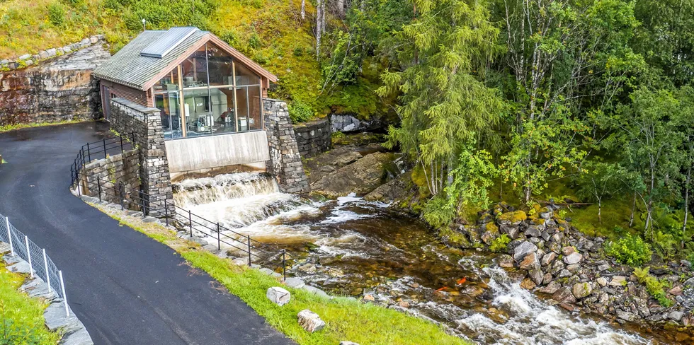 Hvis installert kapasitet i et vannkraftverk er under 10.000 kVA (ca. 10 MW), slipper produsenten å betale grunnrenteskatt.