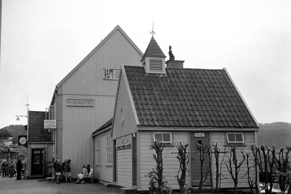 Denne gangen skulle det rapporteres om forsinkelser mot Nordagutu, fordi signalanlegget viste juletremodus ved Meheia, skriver artikkelforfatteren. Sørlandsekspressen lot vente på seg.