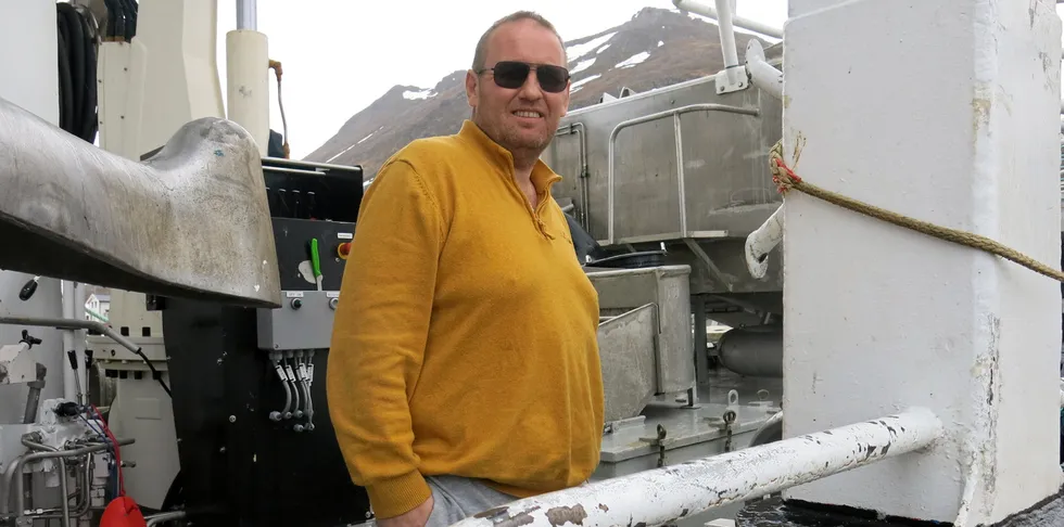 Skipper på «Kamilla Grande», Tom Grande, sier at de kan gå andre steder å fiske hvis de store kystbåtene ikke får fiske innenfor firemila og at de ikke får delta i ferskfiskordningen.