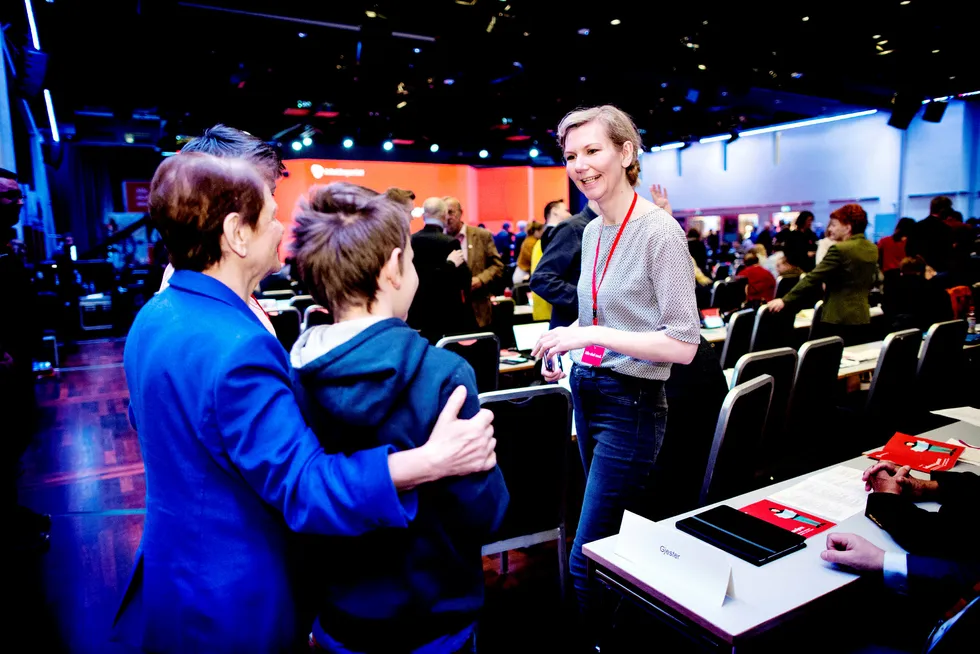 Aps Marianne Marthinsen inviterer partiets økonomiske rådgivere til møte. Her gjør hun seg klar til å fotografere barna (Trygve nærmest kamera og Emma bakerst) sammen med tidligere statsminister Gro Harlem Brundtland. Foto: Ida von Hanno Bast