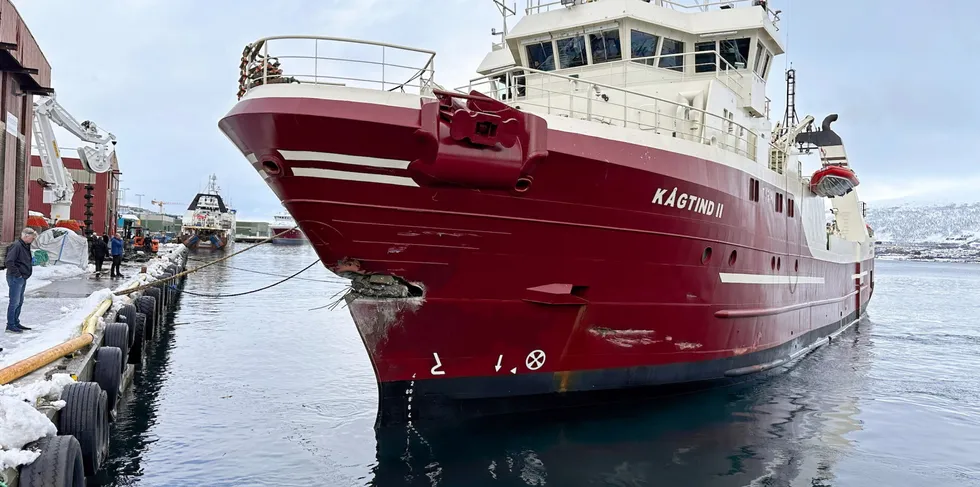 Frysetråleren «Kågtind II» krasjet 04. april med kaia i Breivika i Tromsø. Båten, som tilhører Nergård, har fått et hull fremme. Tirsdag kveld tok den inn store mengder vann under fiske i havet øst for Bjørnøya.