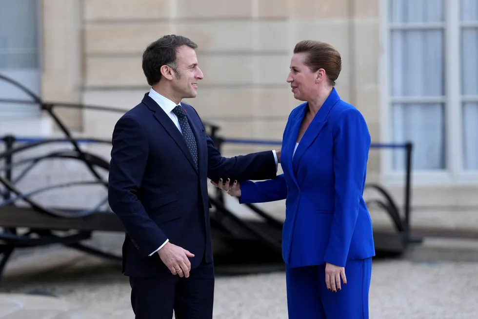 Frankrikes president Emmanuel Macron tok mandag imot Danmarks statsminister Mette Frederiksen og et utvalg andre europeisk ledere for å diskutere Ukraina-krigen. Ifølge flere medier inviterer han nå flere land, blant dem Norge, til tilsvarende samtaler.