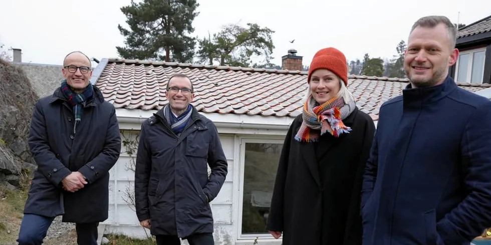 Enova-sjef Nils Kristian Nakstad (til venstre) og klima- og miljøminister Espen Barth Eide forteller om tiltakene til ekteparet Ingrid Indset og Joachim Hirsch.