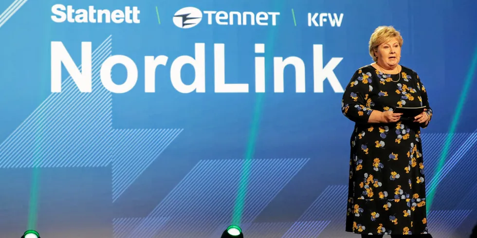 Med NordLink på plass, gir det ytterligere tilknytning til kontinentale priser for Sør-Norge. De siste dagene har det sørligste prisområdet også lagt betydelig høyere enn NO2 (Oslo). Her statsminister Erna Solberg fra den offisielle åpningen av kabelen.