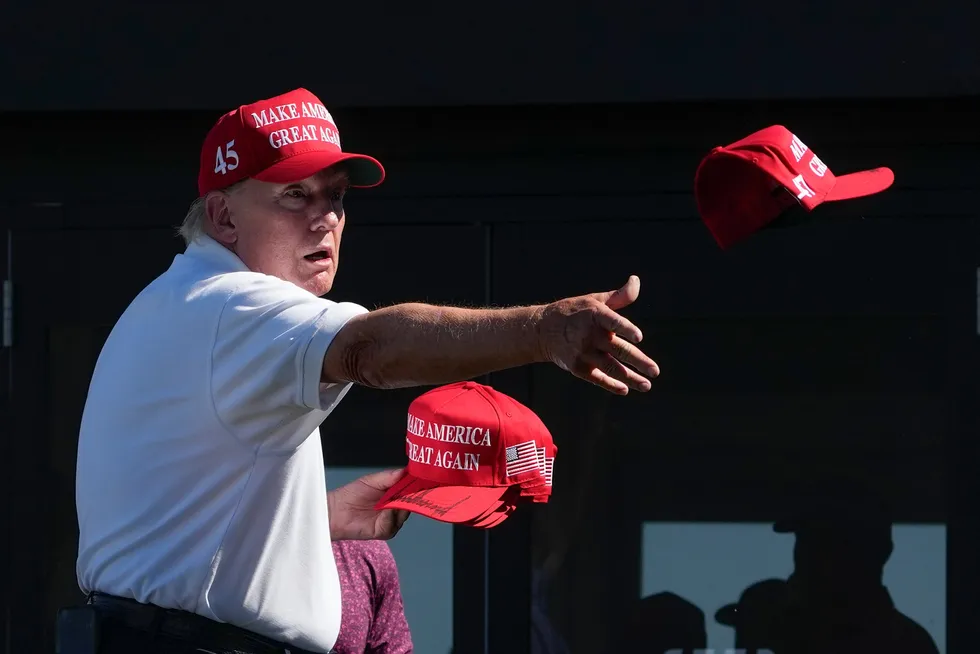 Donald Trumps gaver til Jonas Gahr Støre ble ikke delt ut på denne måten da den norske delegasjonen var i Det hvite hus. Men presidenten insisterte på å gi dem blant annet capser.