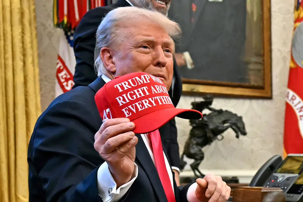 USAs president Donald Trump signerte nye presidentordrer tirsdag kveld, rettet mot kobberindustrien. Han viste frem nye røde caps med «Trump was right about everything» – «Trump hadde rett i alt».