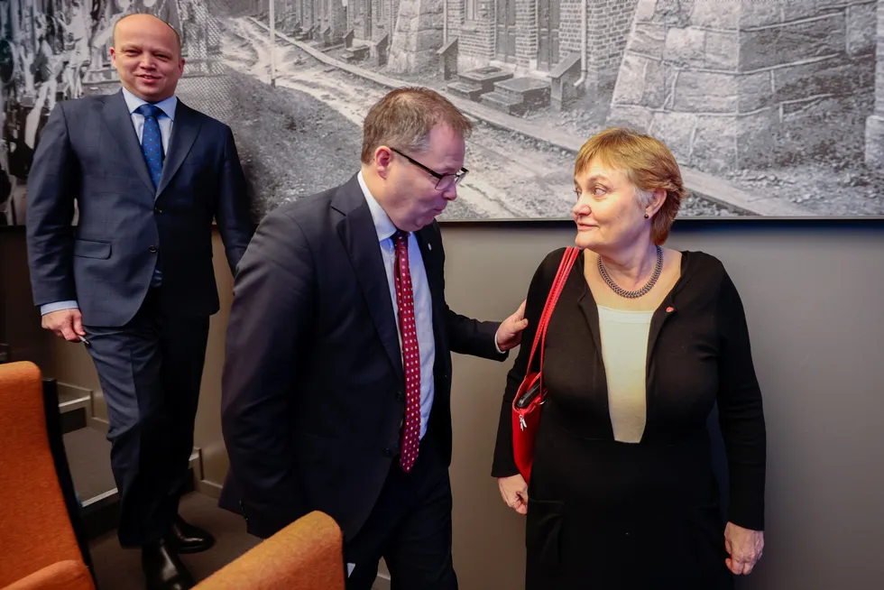 Finansminister Trygve Slagsvold Vedum, forsvarsminister Bjørn Arild Gram og parlamentarisk leder for Arbeiderpartiet Rigmor Aasrud møtte pressen hos våpenprodusenten Nammo på Raufoss den 13. januar da regjeringens beslutning om milliard-kjøp av ammunisjon ble kjent.