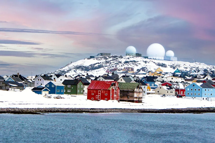 Strømkunder i Nord-Norge, som her i Vardø, må belage seg på litt høyere strømpriser hvis grensene mellom de svenske prisomådene endres. Den nye prisområdeinndelingen vil tidligst tre i kraft i 2027.