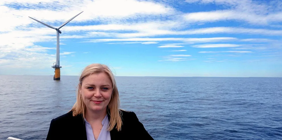 Skal strømmen gå til plattformer eller til land? Det er avgjørende for skattenivået til havvind. Statsråd Tina Bru jobber med at skattereglene også skal gjelde for utenlandske selskaper.