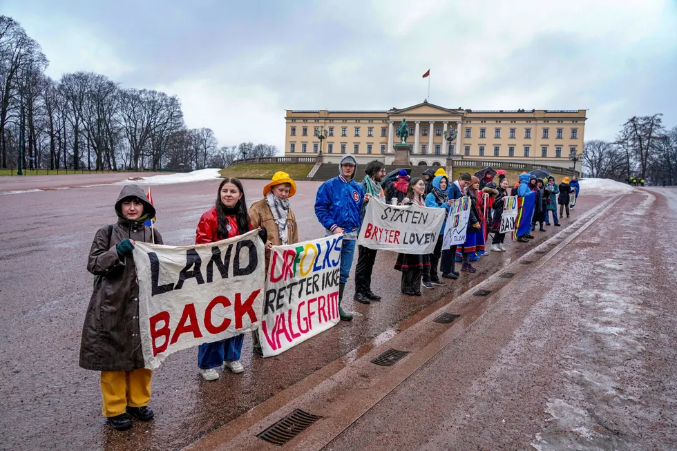 Fosen-saken har skapt stort engasjement. Her fra en demonstrasjon utenfor slottet i mars.