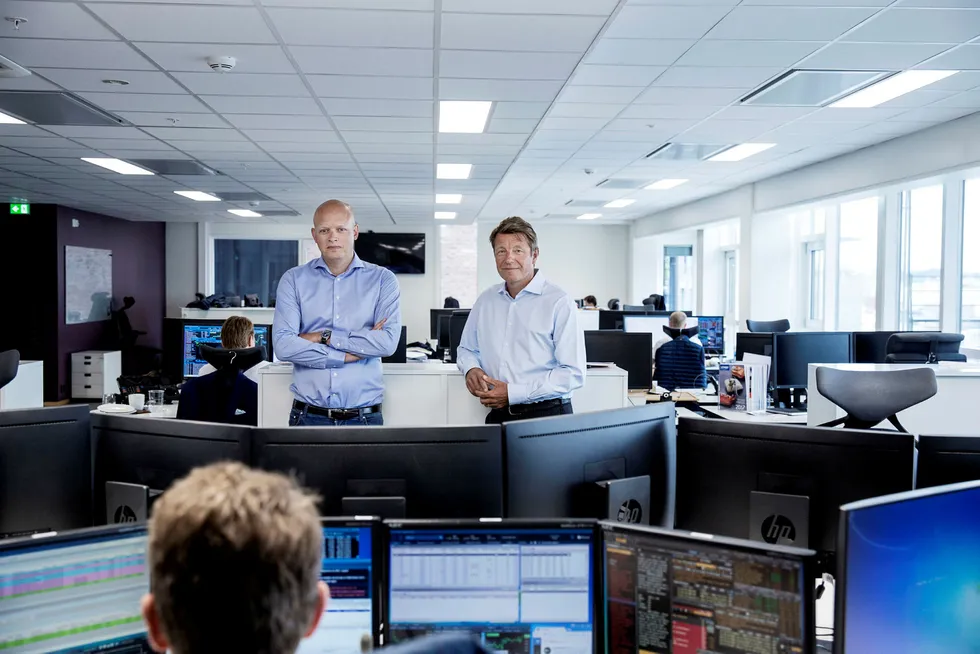 Analysesjef Frederik Lunde (til venstre) har ansatt flere analytikere samtidig som bransjen må ta betalt for aksjeanalyse. Her med norgessjef Christian Begby i et sommerstille meglerhus på Aker Brygge i Oslo. Foto: Fredrik Bjerknes