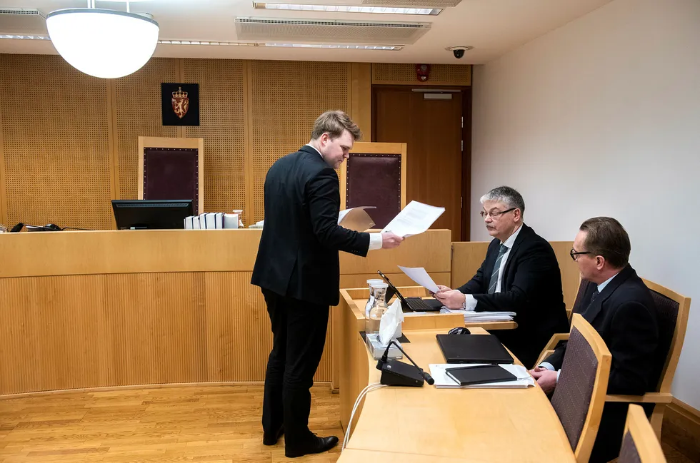 Fra venstre er ABOs advokat Fredrik Verling som formelt representerer European High Growth Opportunities Securization Fund, advokat Hugo Pedersen Matre som representerer Lavo.tv og finansdirektør i Lavo, Jens Christian Kuhnle (til høyre).