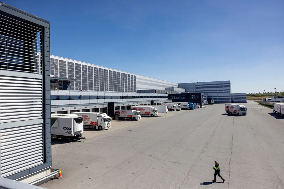 Det sitter nokså langt inne å ta i bruk nye, grønne arealer i mange kommuner, skriver Kari Due-Andresen. Bildet: Coops logistikksenter på Jessheim nær Gardermoen.
