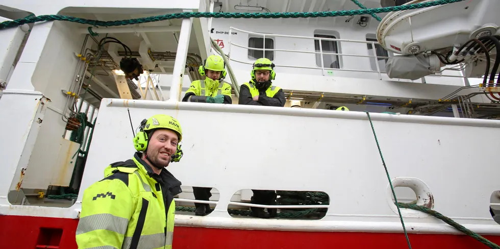 Kystnotbåten «Vikanøy» er i god rute med torskekvoten. Tirsdag leverte de over 50 tonn til Vesterålen Havbruk Produksjonslag på Myre. Fra venstre: Erlend Johnsen, utplasseringselev Jesper Johnsen og Finn Terje Lihaug.