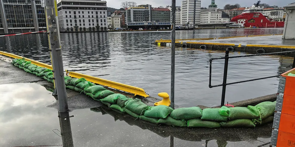 Oversvømmelse i Bergen: Byen forbereder seg på springflo ved å legge ut sandsekker på Bryggen.