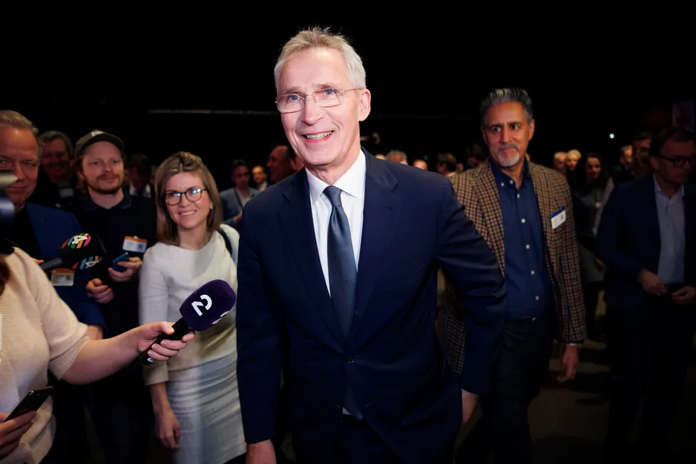 Jens Stoltenberg ba de mange hundre næringslivsfolkene samlet i Oslo Spektrum om å ikke gi opp det grønne skiftet.