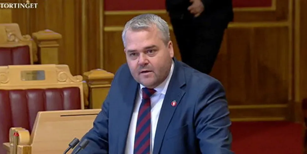 Frp-representant Roy Steffensen, fremmer forslag om 4000 kroner i utbetaling til alle norske husholdninger. Flere partier støtter kontantutbetaling for å hjelpe norske husholdninger med skyhøye strømregninger.