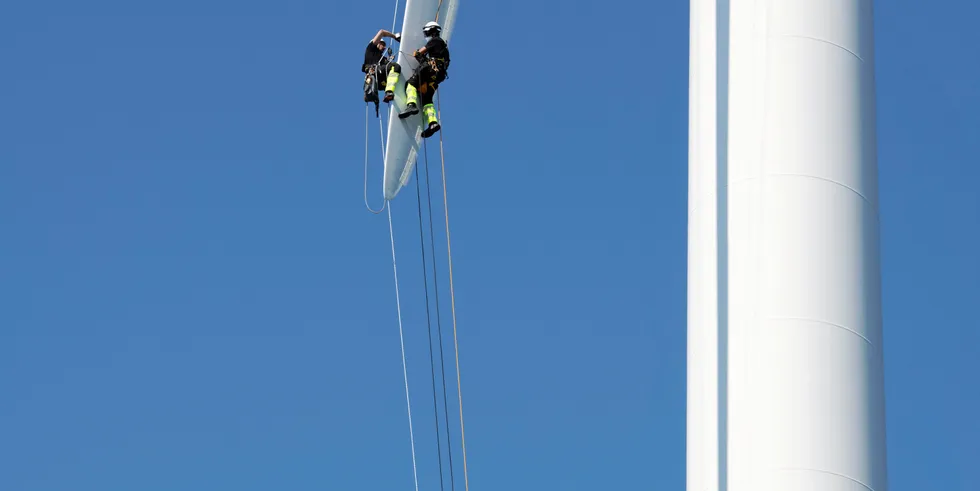 Illustrasjonsfoto. Det er relativt mye arbeid i høyden i bransjen, noe som kan være en forklaring på at hver fjerde ulykke er en fallulykke.