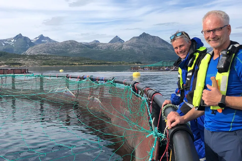 Administrerende direktør Jan Olav Langeland (t.v. bak) i Salmon Group, flankert av styreleder Tom Jarle Bjørkly i samme nettverksorganisasjon.