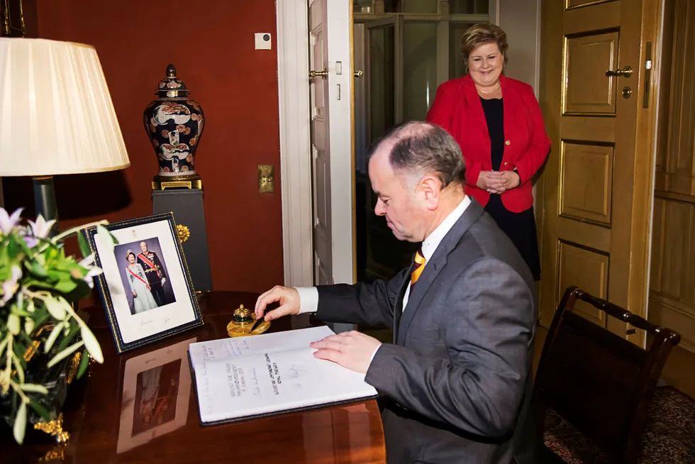 Statsminister Erna Solberg sørger for at Olemic Thommessen trolig får fortsette som stortingspresident i fire år til tross for at han har fått skarp kritikk fra et samlet storting. Her skriver de i gratulasjonsprotokollen på slottet i anledning kong Haralds 80-årsdag i februar. Foto: Heiko Junge/NTB Scanpix