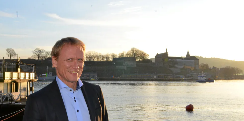 Det har vært noen tøffe kvartal for Fjordkraft i privatmarkedet. Nå tror imidlertid konsernsjef Rolf Barmen at salget vil ta seg opp med åpningen etter korona-pandemien.