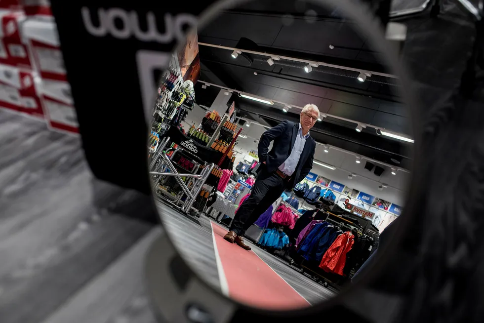 Sportsbransjen er en av bransjene som nå kan oppleve en ny korreksjon, ifølge handelsekspert Reidar Mueller. Som kjedesjef i MX-sport representerer Petter Bjørheim en liten aktør som blir utfordret av giganten XXL. Her besøker han butikken i kjøpesenteret Kilden i Stavanger. Foto: Tommy Ellingsen