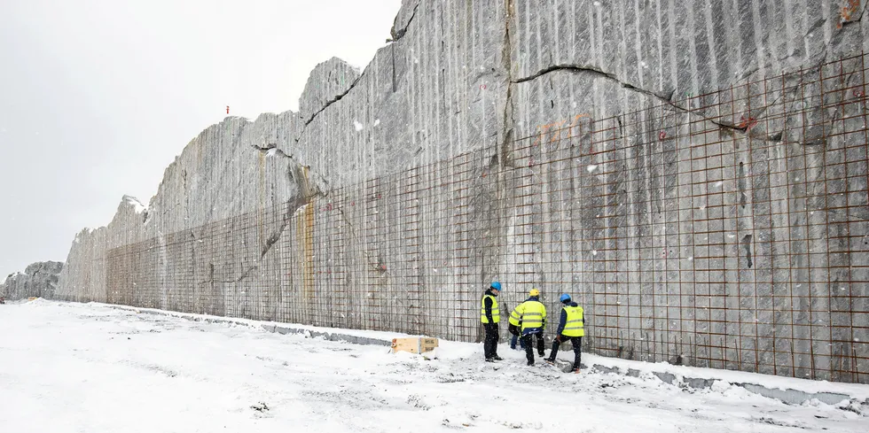 Anleggsarbeid ved Gigante Salmon sitt landbaserte anlegg i Rødøy kommune sør for Bodø. Selskapet skal bygge tre gigantiske tanker. Det blir et gjennomstrømmingsanlegg for produksjon av laks. Bildet er tatt tidligere i mars,