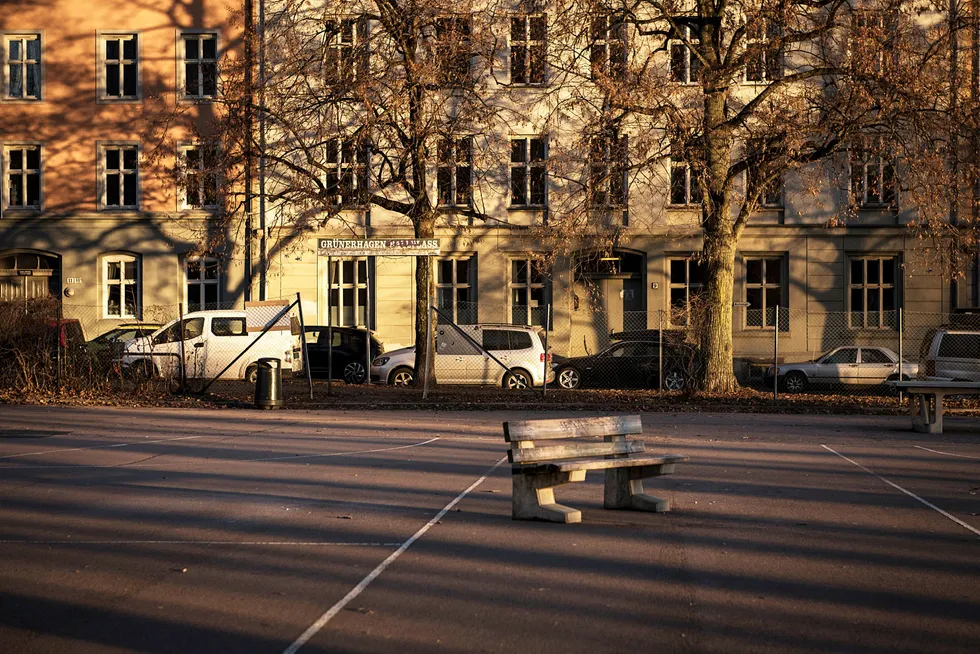 Konsekvensene av å ikke sikre seg med faste renter eller faste strømpriser eller fast valuta er imidlertid langt mindre enn ved at ens hus brenner. Her må den enkelte vurdere konsekvensene for ens økonomi ved at rentene og strømprisene stiger, eller at valutakursen endrer seg ufordelaktig.