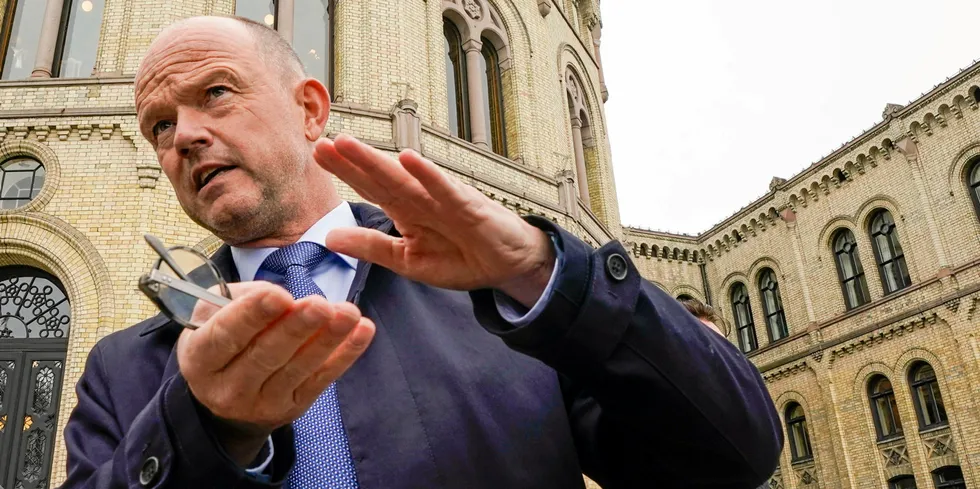 Adm. dir. i NHO Ole Erik Almlid innledet NHOs årskonferanse med å snakke om havvind. Her utenfor Stortinget etter presentasjon av revidert nasjonalbudsjett for 2021.